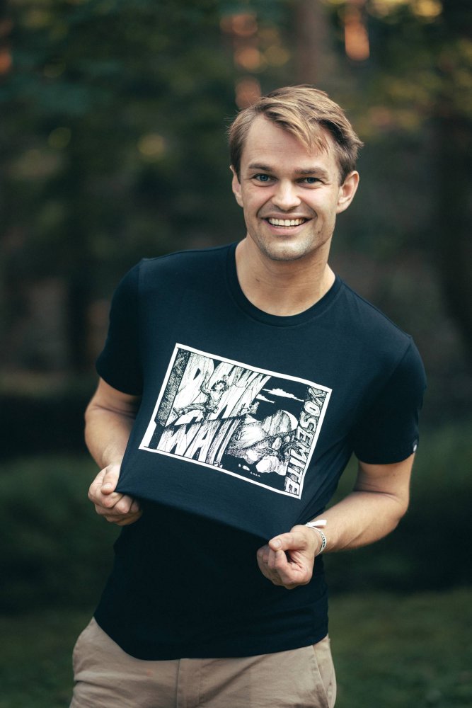 Limited Package of Black Dawn Wall T-shirt + Big AO Photo Book - Size: M