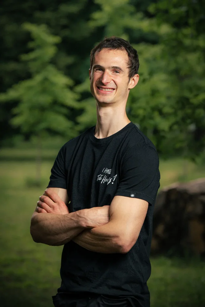 Adam Ondra posing in his "I hate toehooks" black T-shirt