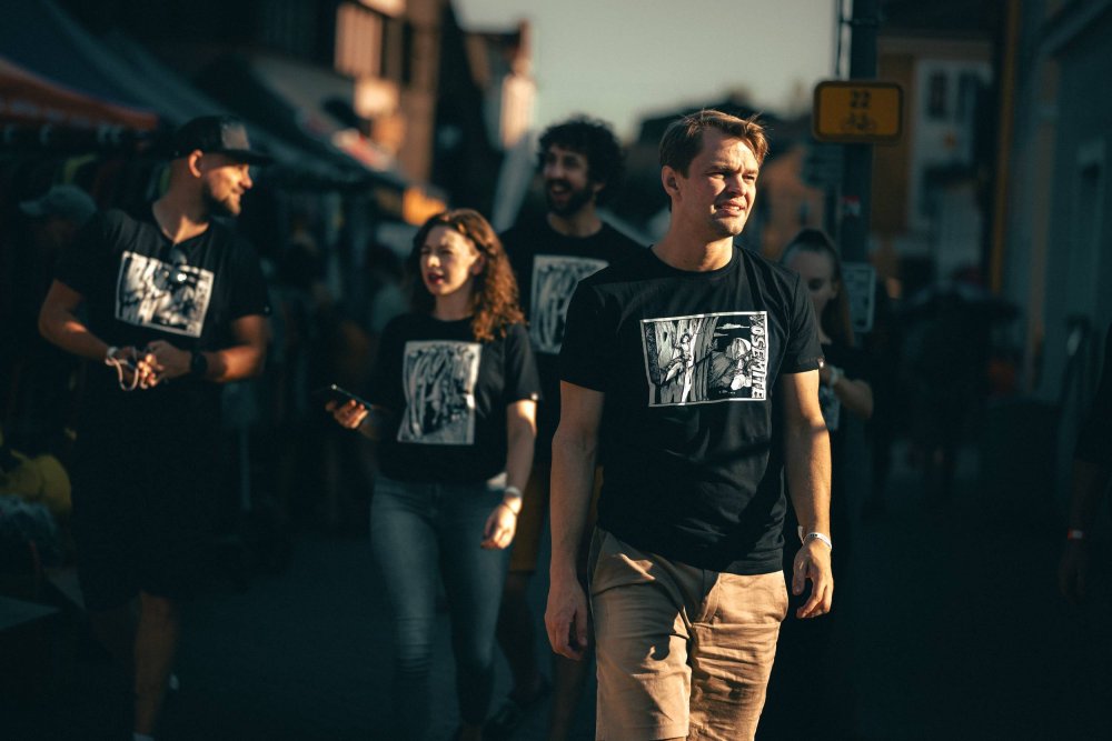 Limited Package of Black Dawn Wall T-shirt + Big AO Photo Book - Size: M