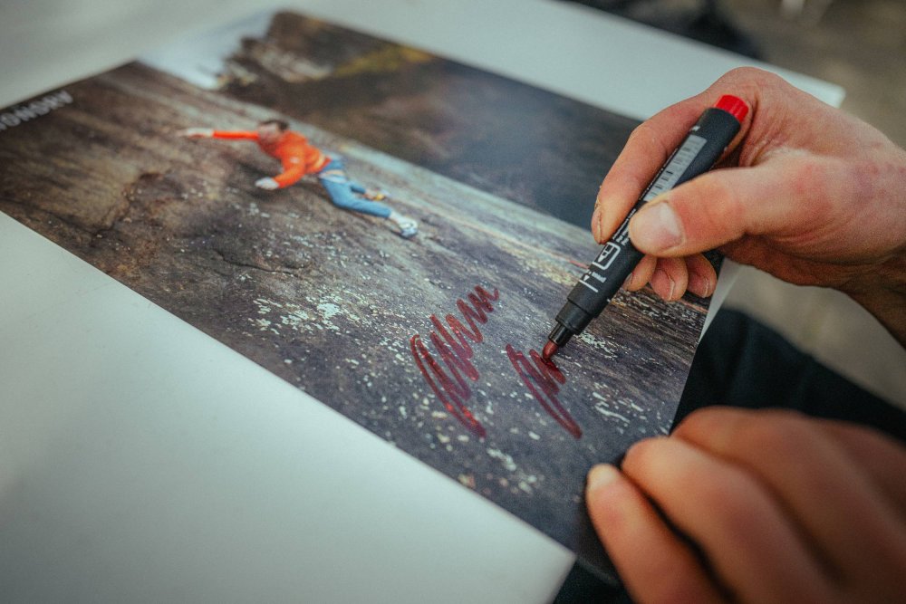 Adam Ondra signing his poster in detail
