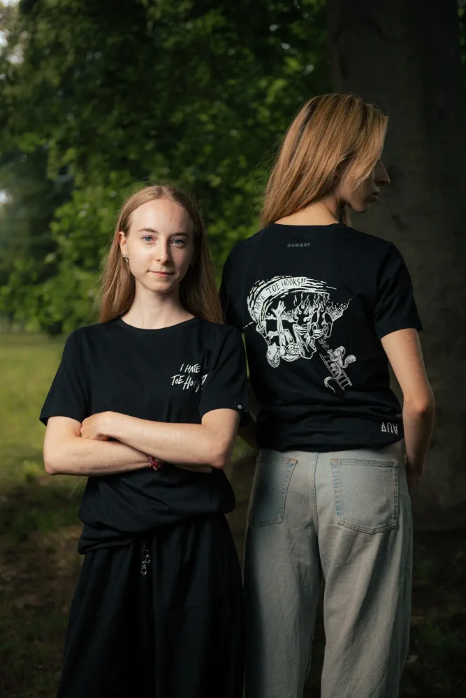 Two women posing in Adam Ondra "I hate toehooks" black T-shirt, front and back side
