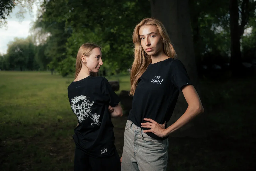 Two women posing in Adam Ondra "I hate toehooks" black T-shirt, front and back side