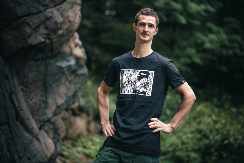 Limited Package of Black Dawn Wall T-shirt + Big AO Photo Book - Size: M